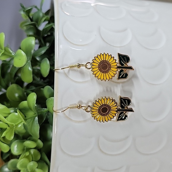 🐰 Sunflower Drop Earrings - Picture 2 of 4